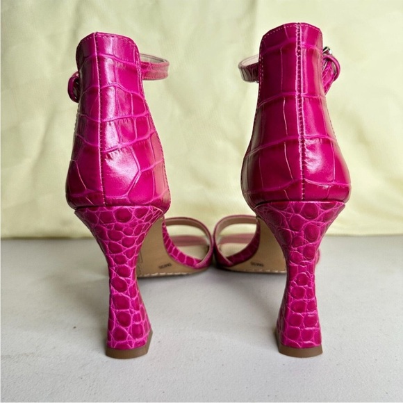 VINCE CAMUTO DEEP PINK MAGENTA FLARED STILETTO HEELS ANKLE STRAPS SIZE 9M - Picture 5 of 10